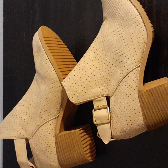 Tan Shoe Booties Size 9 NWOT - Picture 4 of 8